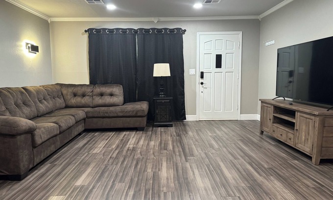 Mustang House | Recharge at our family friendly home in Mustang! Close to the airport!