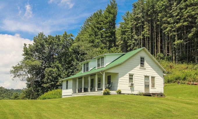 Crumpler Cabin | Recharge in the High Country - WiFi, Comfort & Mtn Serenity @ Country Classic