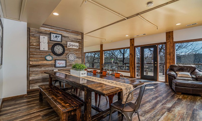 Omaha House | Reconnect at Ozark Outdoor! Secluded in Nature-Pvt Firepit & Hot Tub-Near Big Cedar