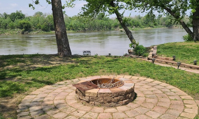 Fremont County RV Rental | Reconnect with nature at this unforgettable escape. Close to the Missouri river