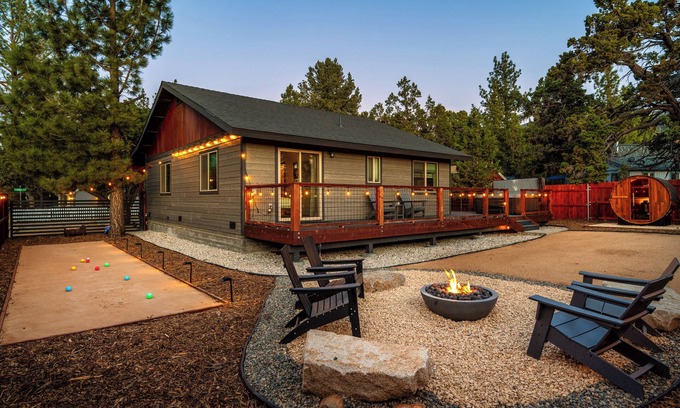 Woodlands Ski Chalet | Recovery Getaway I Sauna, HotTub, BocceBall, ARCADE! LargeDeck, Pets OK,