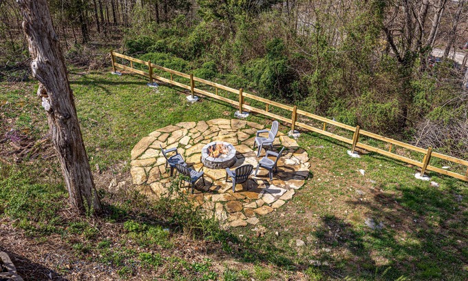 Sevierville Cottage | Recreational Playing One On One