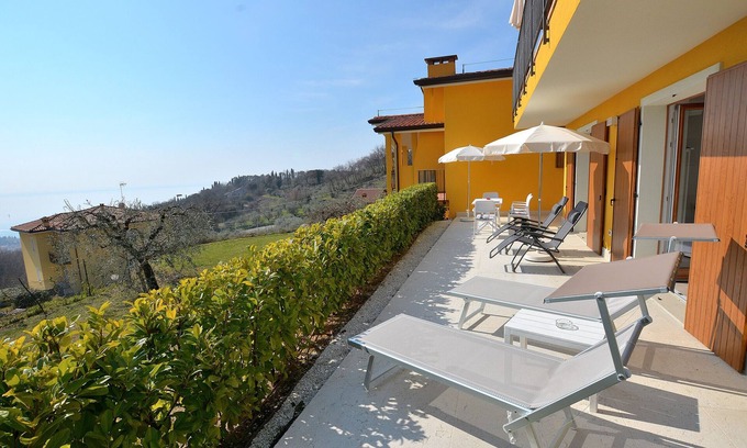 Marciaga Apartment | Red Apartment in Marciaga di Costermano