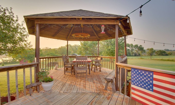 Custer County House | Red Bluff Inn & Retreat w/Entire Ranch on Lake!