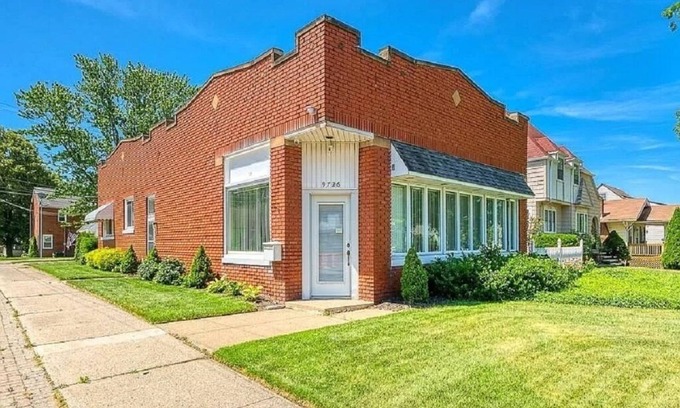Garfield Heights Apartment | Red Brick Chalet-20 min to CCF/UH Main Campus & Downtown!