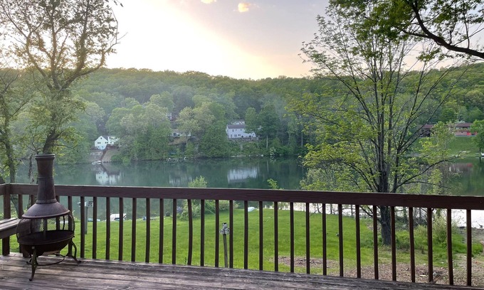 Mcafee House | Red Cabin Lake House with Amazing Views!