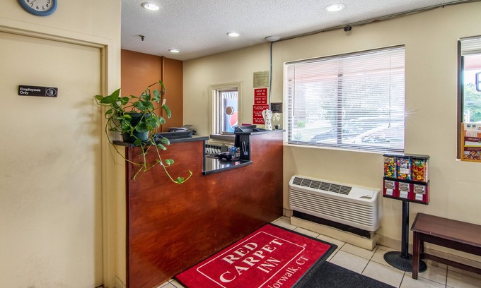 Norwalk Hotel | Red Carpet Inn Norwalk