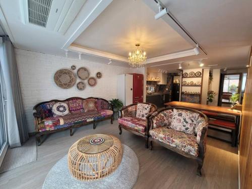 Andeok House | Red Casa