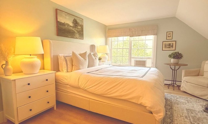 Mendon Apartment | Red Clover Inn: Queen Suite near Killington