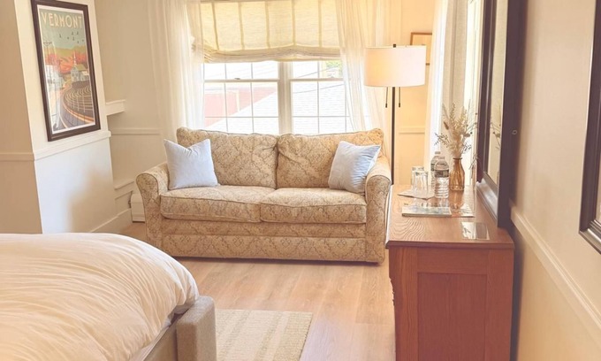 Mendon Apartment | Red Clover Inn: Queen Suite + sofabed Killington