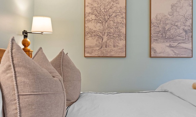 Mendon Apartment | Red Clover Inn: Queen Suite near Killington