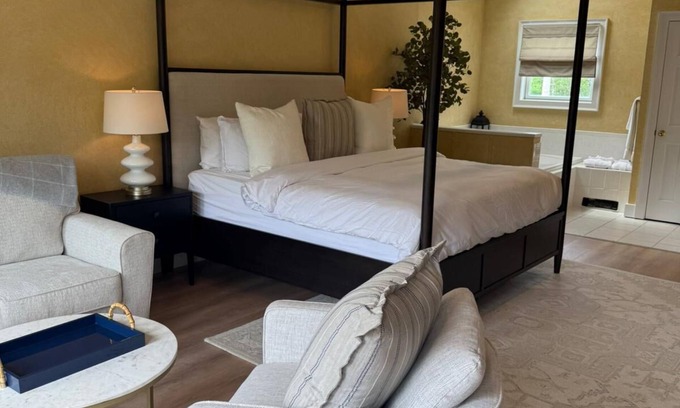 Mendon Apartment | Red Clover Inn Romantic King Suite near Killington