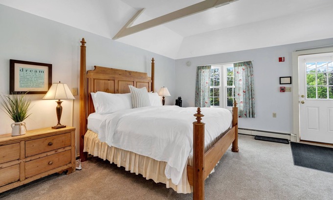 Mendon Apartment | Red Clover Inn Spacious King Suite near Killington