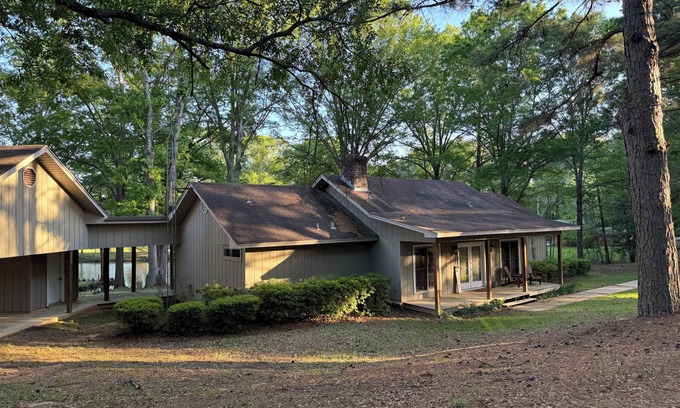 Downsville House | Red Dirt Retreat: Newly Renovated Lakefront Property with Covered Parking