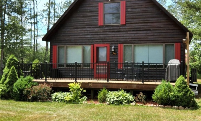 Grayling House | Red Dog Lodge - Beautiful Riverfront Chalet - Sportsperson's Paradise
