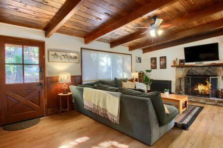 Oakhurst Apartment | Red Door Cottage Fireplace bbq 12 mi to Yosemite