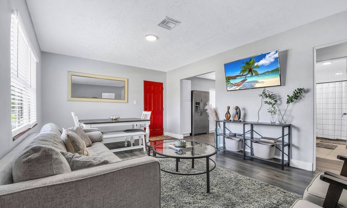 Mount Dora House | Red door cottage of Mount Dora