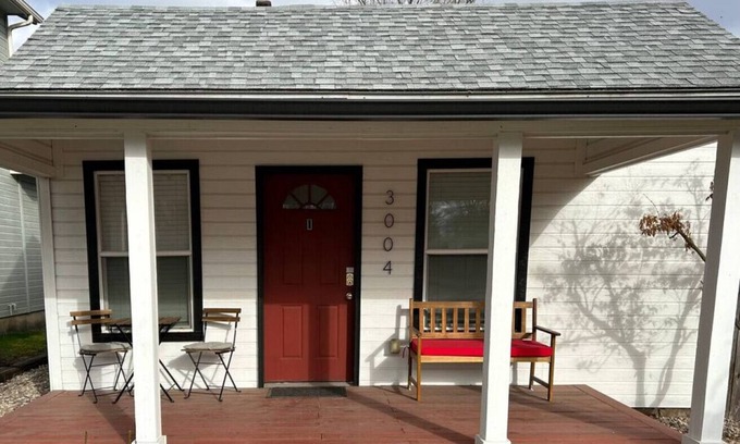 Sunset House | Red Door Cottage: Ski, Hike, Bike, Shop, Eat!
