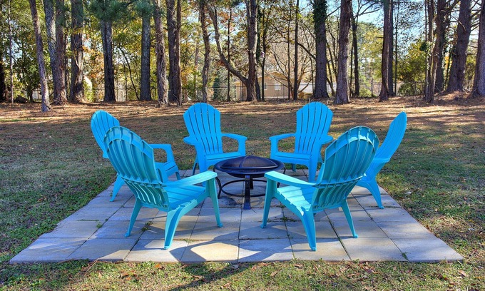 Snellville House | Red Door- Sleeps8- gameroom-firepit-serene backyard
