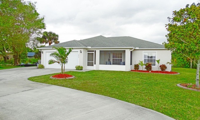 Roseland House | Red Fish, Blue Fish- Sebastian 3/2 Home, sleeps 6, close to river