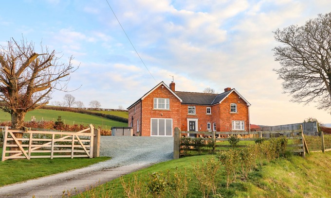Welshpool Cottage | RED HOUSE FARM, pet friendly, with hot tub in Llanfair Caereinion