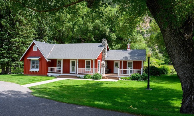 Livingston House | Red House Homestead · Picturesque Paradise Valley Home near town & river