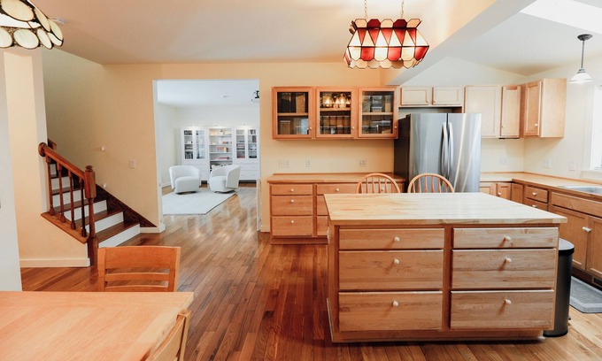 Northport House | Red House on the Corner – Walk to Beach, Marina & Dining. Family-Friendly Luxury