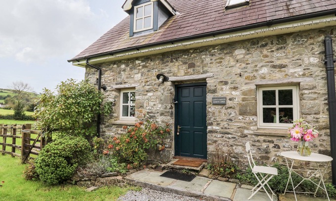 Llandeilo Cottage | RED KITE LODGE, pet friendly, character holiday cottage in Llandeilo
