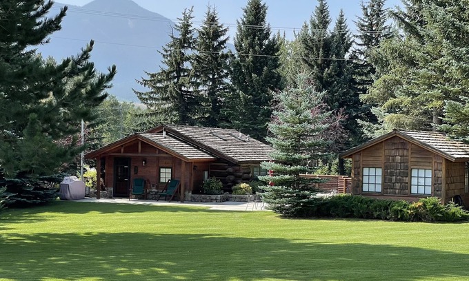 Red Lodge Cabin | Red Lodge MT Getaway, Hot Tub, Fire pit, just minutes from town, hiking/fishing