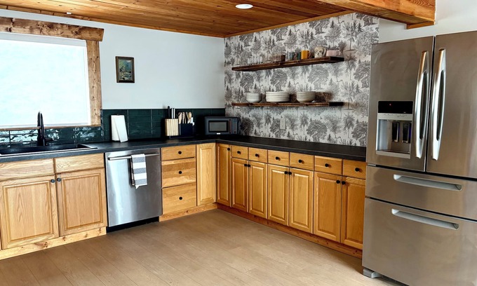 Rossland Ski Chalet | Red Powder House with Foosball Table. Downtown Rossland 5 min to Red Mountain