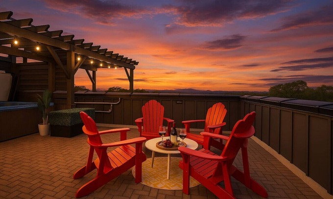 Hadley - Washington House | Red Radiance - Hot Tub - Dual Balconies