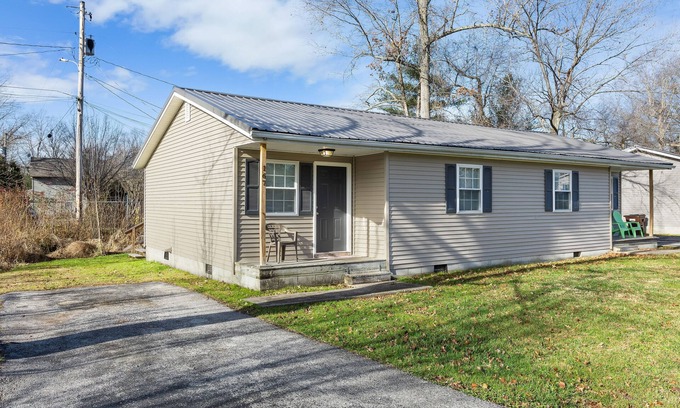 Stanton House | Red River Duplex - Unit 1 - 12 miles to the Gorge!