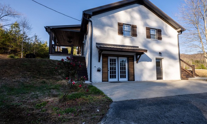 Clay City House | Red River Gorge! 5 bed/3bath on 8 private acres! Hot tub, Arcade room, Garage