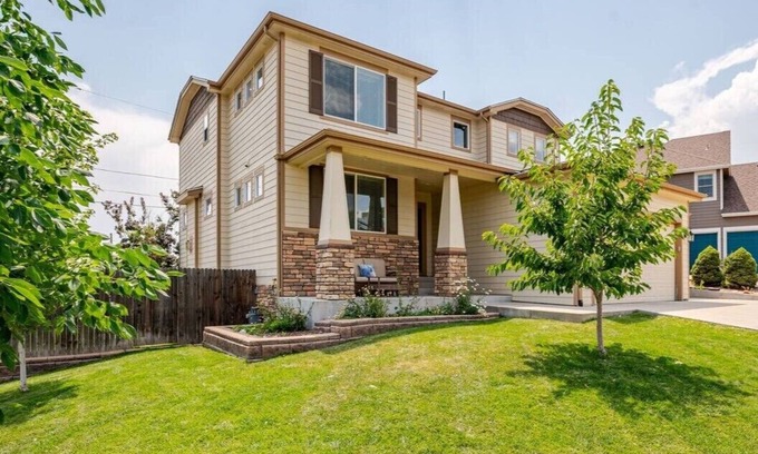 Lakewood House | Red Rocks & Golden Getaway