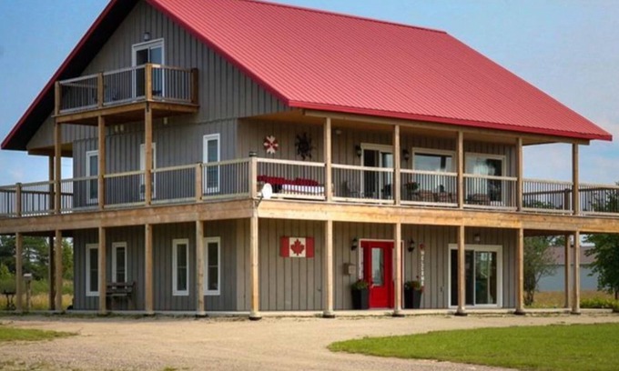Meaford Ski Chalet | Red Roof Chalet in close proximity to beaches, trails, golf and Blue Mountains.