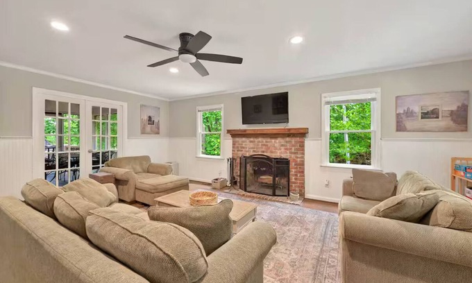 Gainesville House | Red Roof Cottage on Lake Lanier