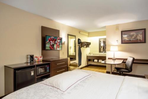 The Hill Hotel | Red Roof Inn PLUS+ St. Louis - Forest Park/Hampton Ave.