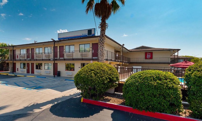 Arena District Hotel | Red Roof Inn San Antonio E - Frost Bank Center