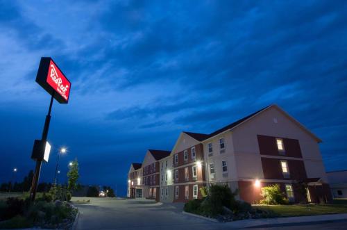 Dickinson Hotel | Red Roof Inn & Suites Dickinson