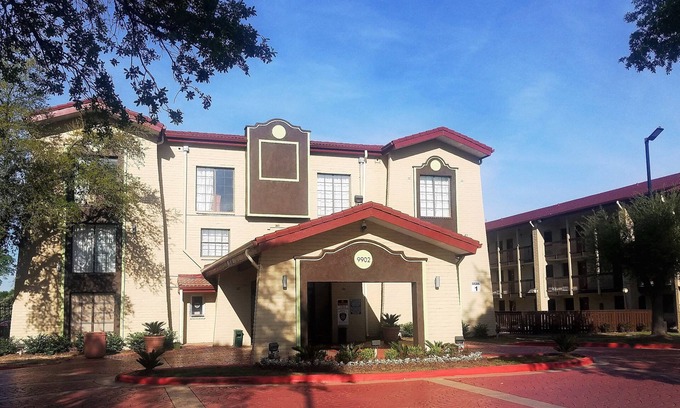 Southeast Houston Hotel | Red Roof Inn & Suites Houston - Hobby Airport