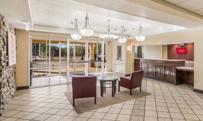 Florida Panhandle Hotel | Red Roof Inn & Suites Pensacola East - Milton