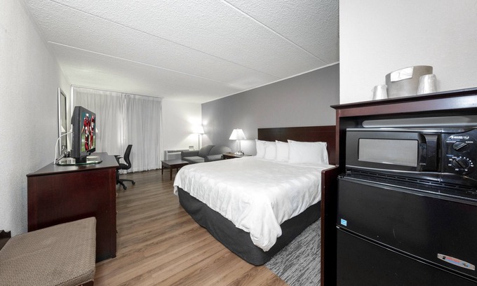 Carteret Hotel | Red Roof PLUS+ Newark Liberty Airport - Carteret