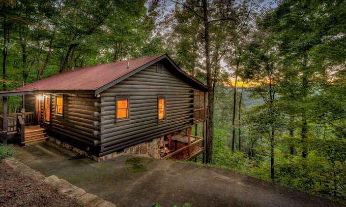 Blue Ridge Cabin | Red Roof Zen - Aska Adventure Area | Mountain View | Dog Friendly | Hot Tub