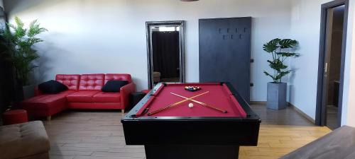 Novo Mesto Apartment | Red room studio app z biljardom