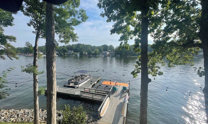 New London House | Red Sky Lake House - Tranquility at the lake!