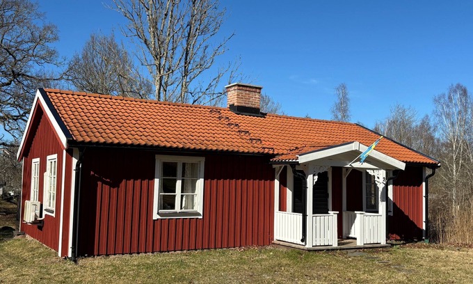 Fagelfors House | Red Sweden vacation home in Småland by the lake