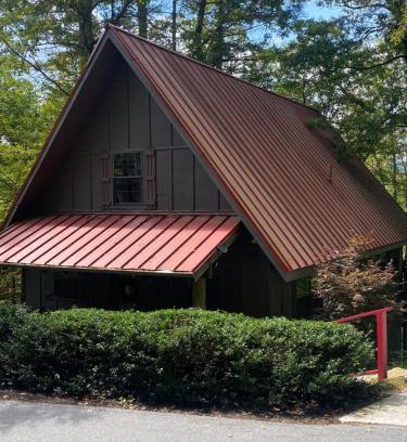 Mirror Lake Ski Chalet | Red Top Tree House