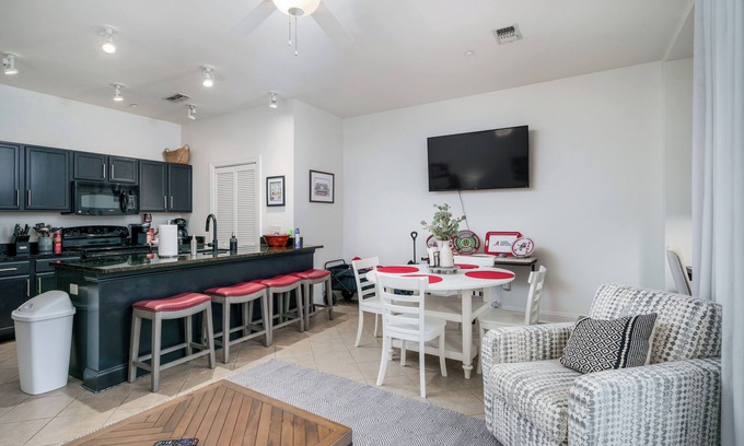 Tuscaloosa Condo | Red Zone: Walk to Stadium | 2BR/2BA Condo with Rooftop Patio