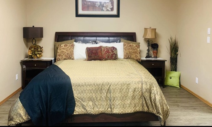 Sioux Falls Apartment | Redbrick - 3-Bedroom Cozy Apartment close to Downtown & Hospitals