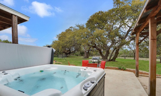 Blanco House | Redbud Retreat I BlancoI Hot tub